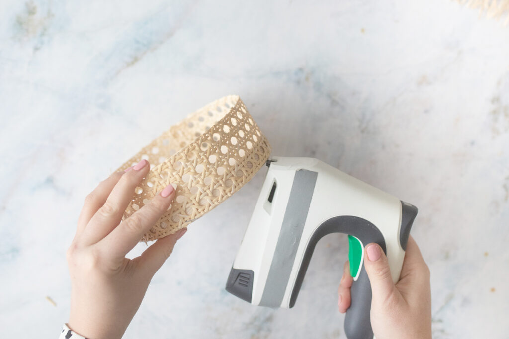 Как сделать подставку для цветов из ротангового полотна podstavka dlya cvetov iz rotanga svoimi rukami 2