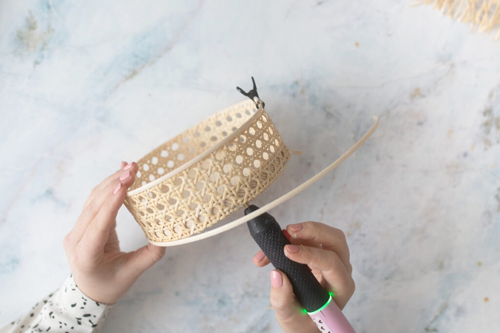 podstavka dlya cvetov iz rotanga svoimi rukami 5