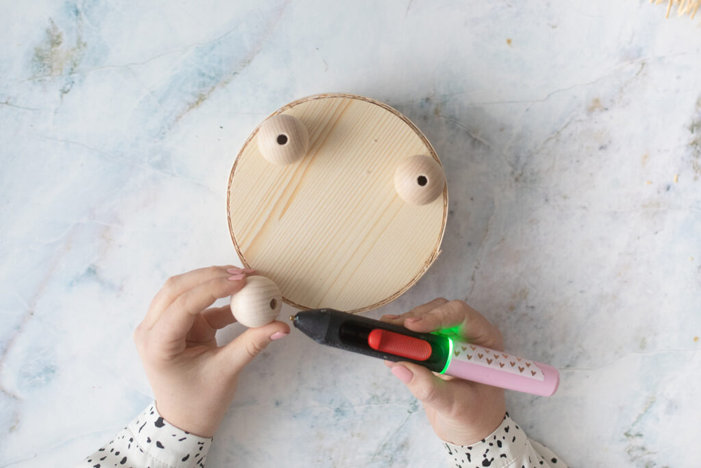 podstavka dlya cvetov iz rotanga svoimi rukami 6