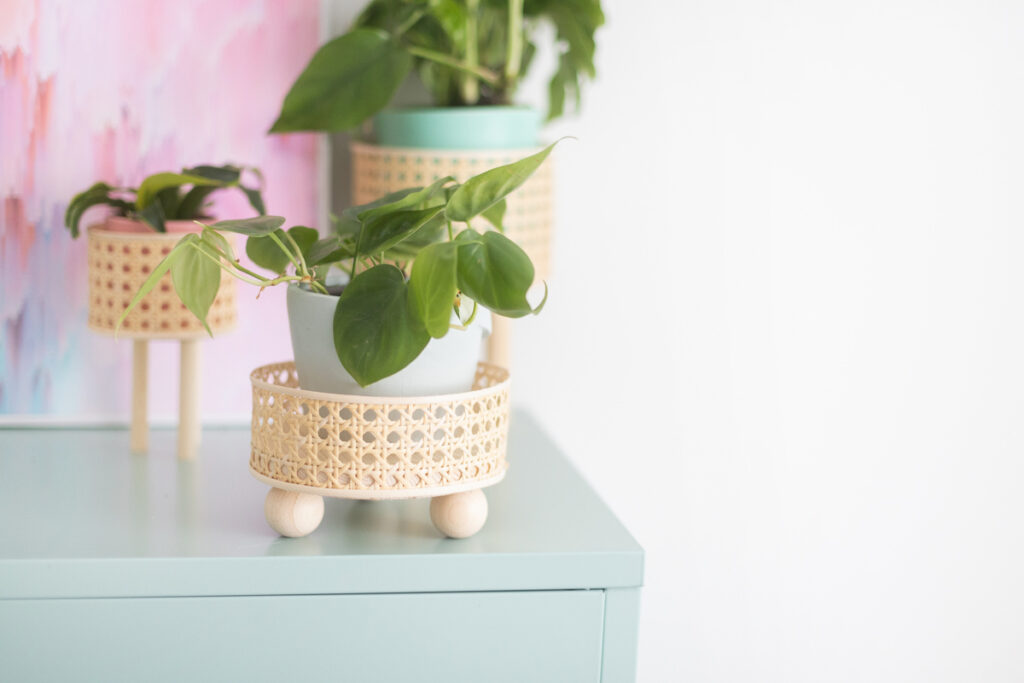 Подставка для цветов из ротанга podstavka dlya cvetov iz rotanga svoimi rukami 7